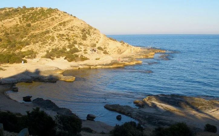 Cala Cantalar y costa rocosa